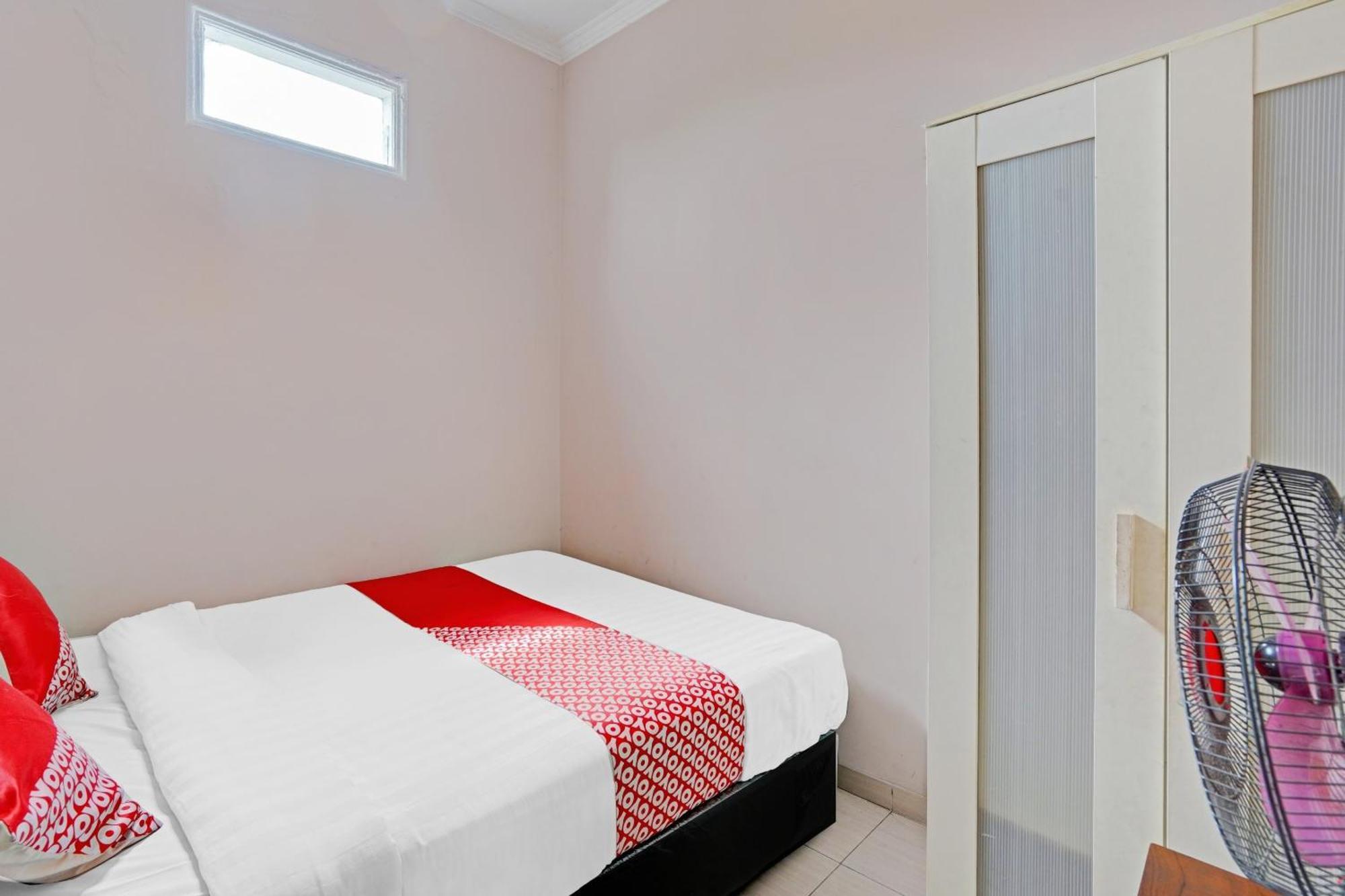 Oyo 90234 Dhoho Family Guest House Kediri  Bagian luar foto