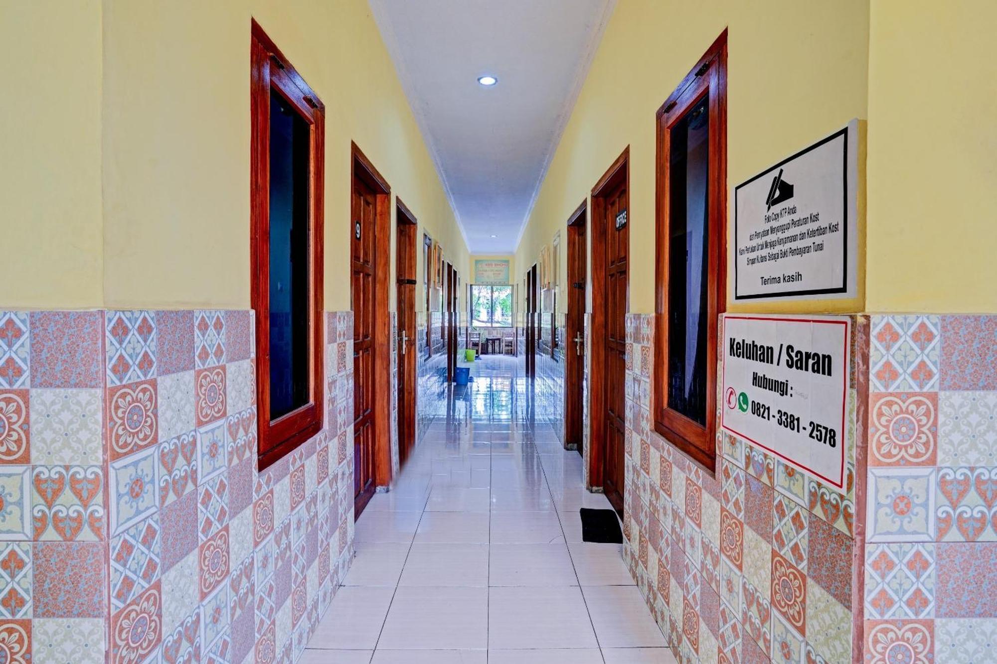 Oyo 90234 Dhoho Family Guest House Kediri  Bagian luar foto