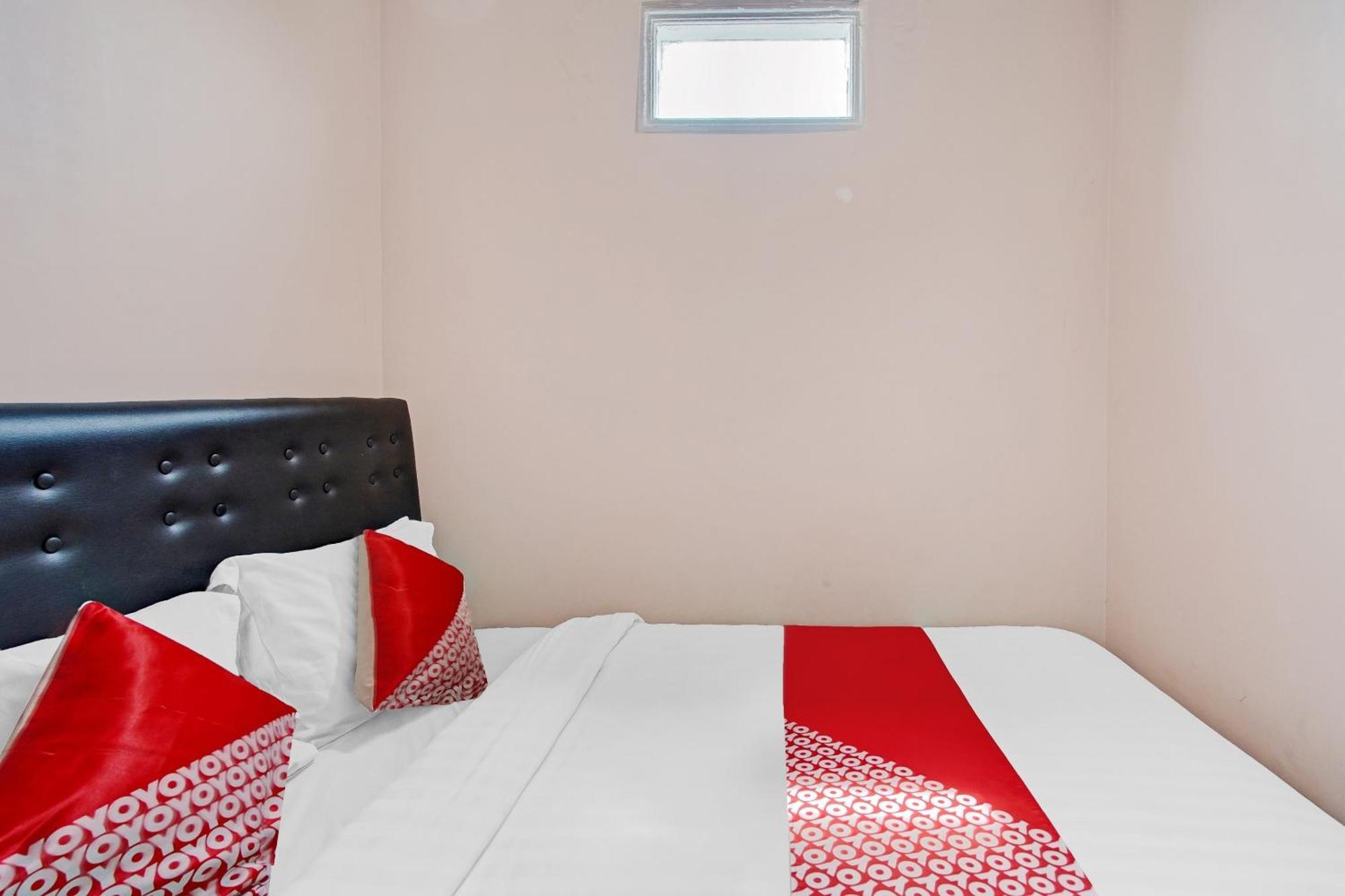 Oyo 90234 Dhoho Family Guest House Kediri  Bagian luar foto