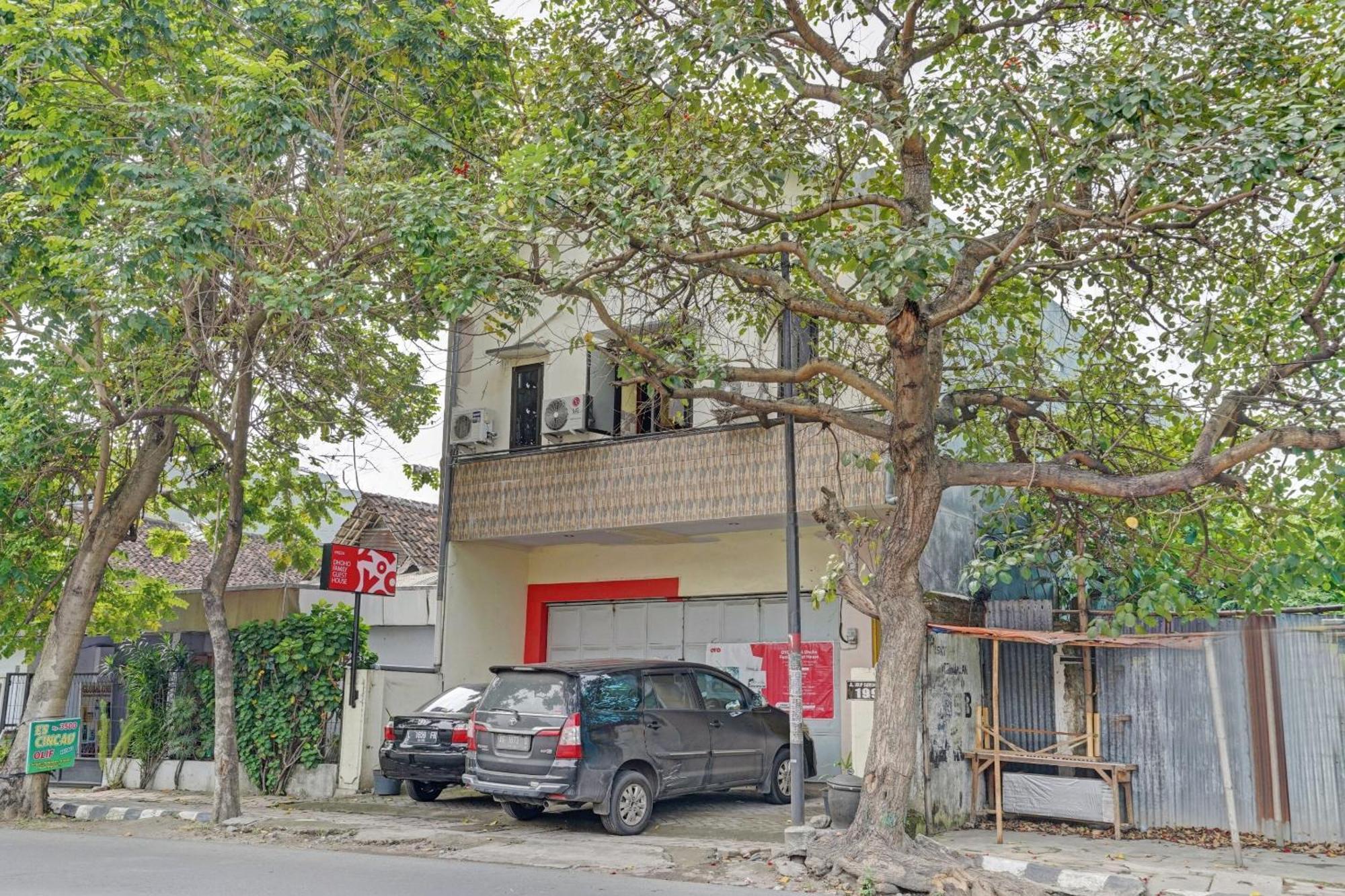 Oyo 90234 Dhoho Family Guest House Kediri  Bagian luar foto